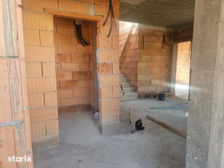 Casă cu 4 camere cu Teren 400 Mp în Bradu