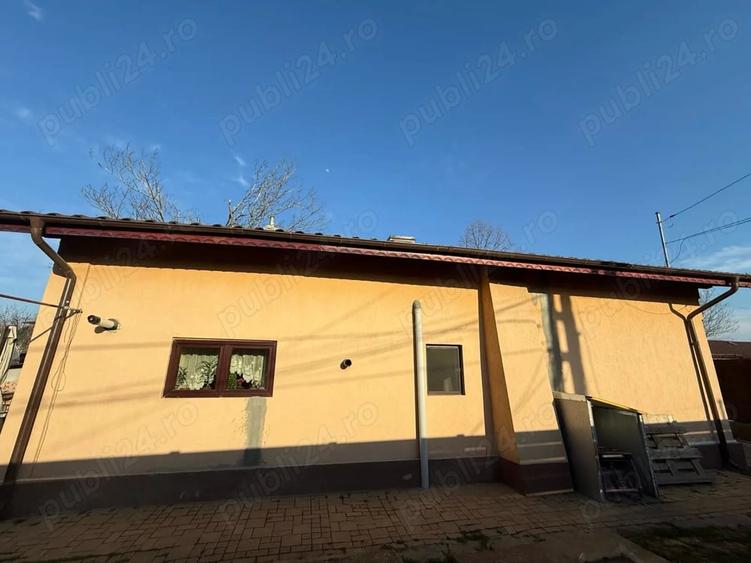 Casă cu 6 camere cu Teren 1359 Mp în Glina