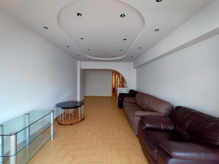 Apartament cu 4 camere decomandat, mobilat în Trocadero