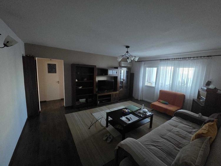 Apartament cu 3 camere semidecomandat în Drumul Taberei
