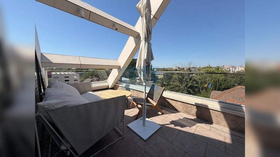 Penthouse cu 4 camere, mobilat în Central