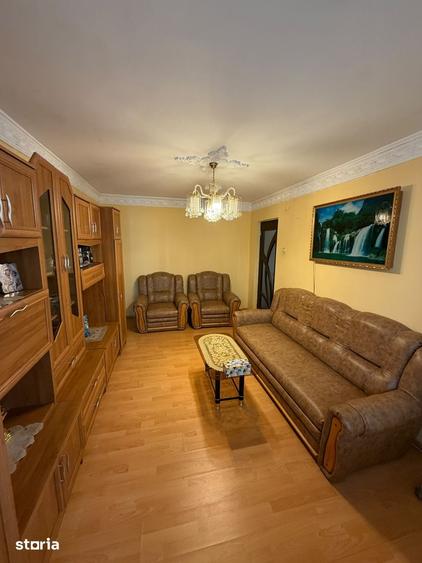 Apartament cu 3 camere semidecomandat în Craiovița Nouă