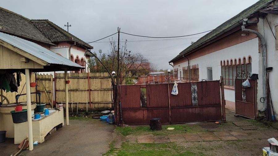 Casă cu 4 camere în Basarabi
