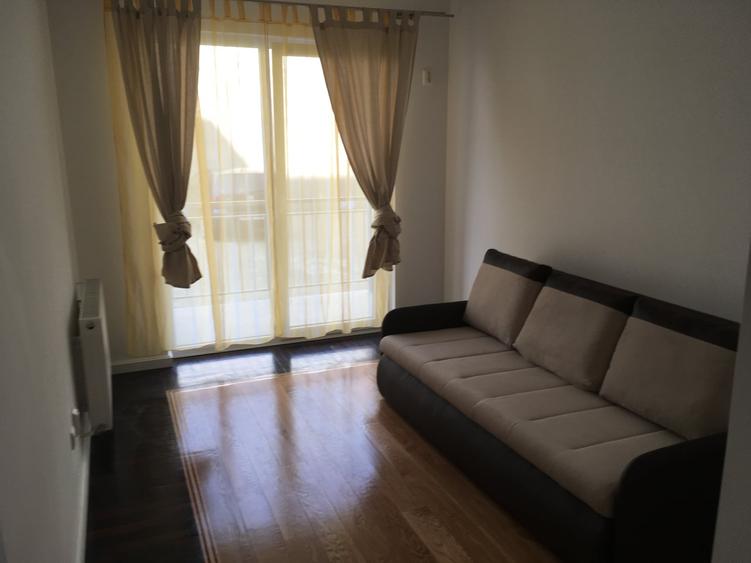 Apartament cu 3 camere semidecomandat, mobilat în Lazaret