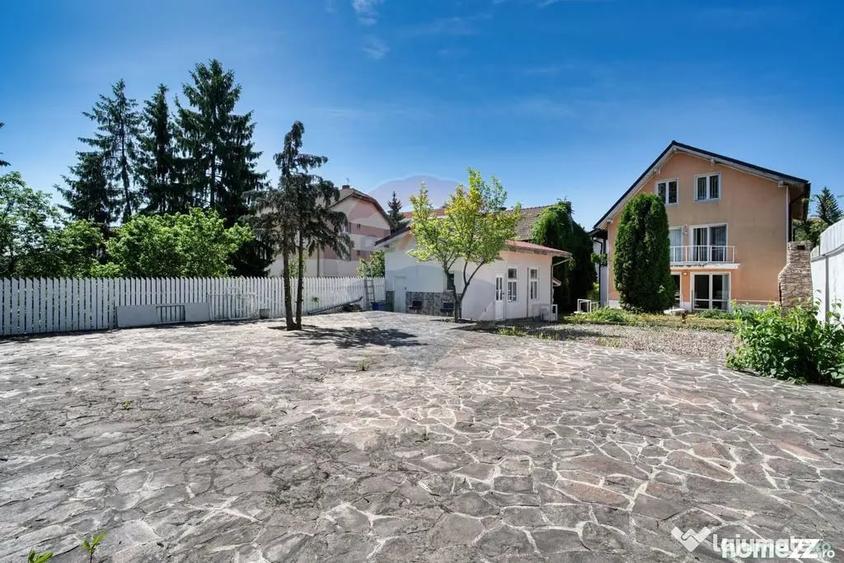 Casă cu 10 camere cu Teren 710 Mp în Central