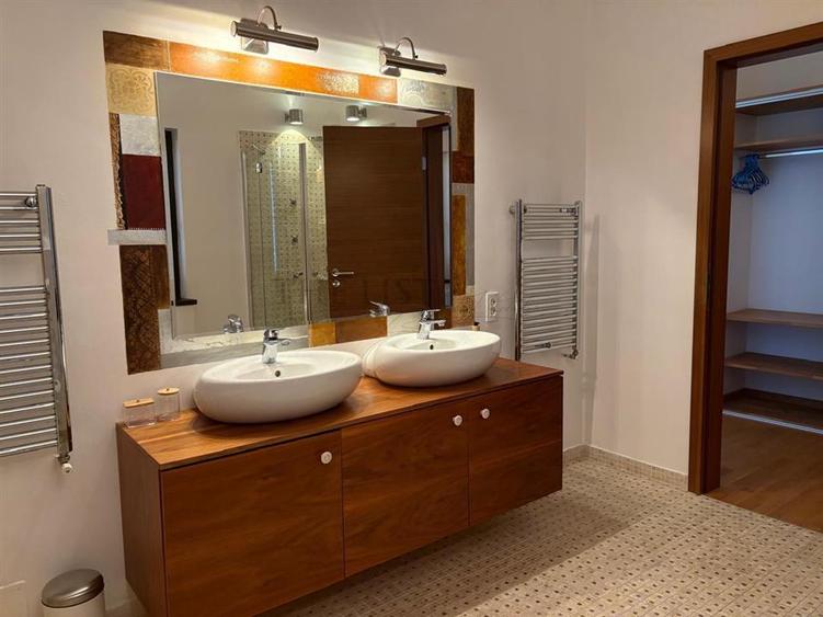Casă individuală cu 7 camere cu Teren 1220 Mp în Pipera