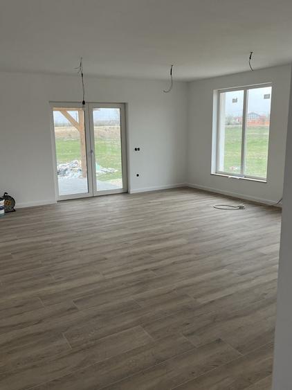 Casă cu 3 camere în Girișu de Criș