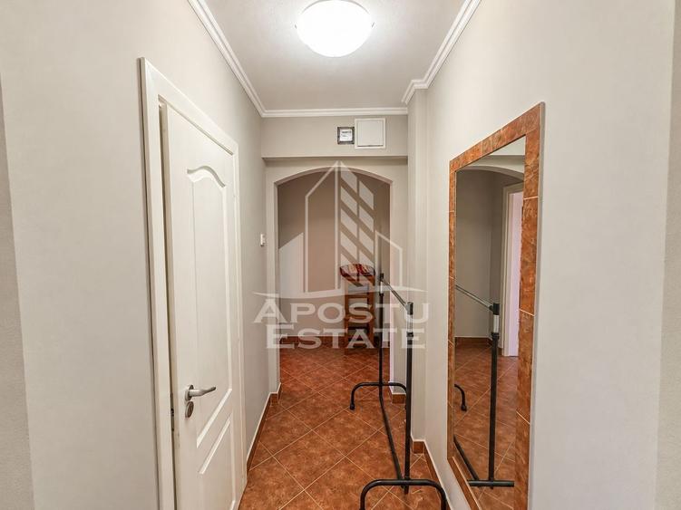 Apartament cu 3 camere semidecomandat, mobilat în Fratelia