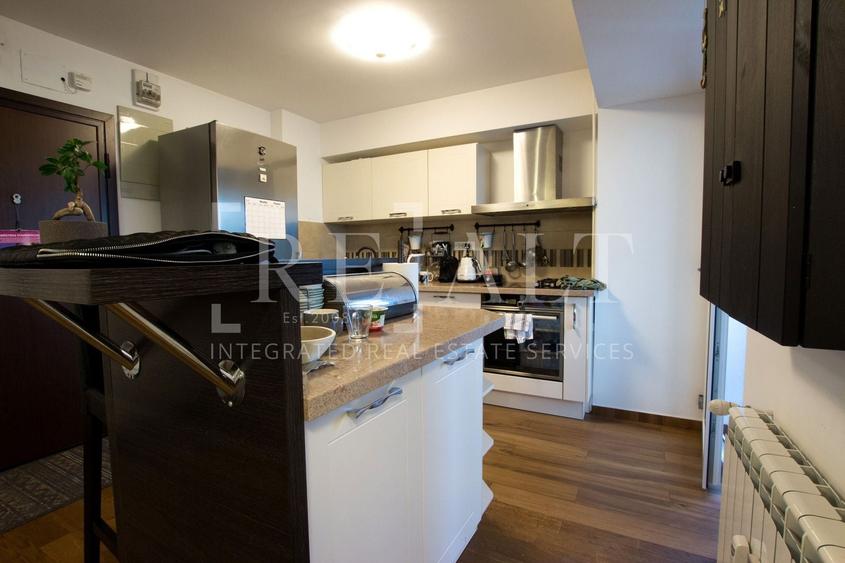 Apartament cu 3 camere semidecomandat, mobilat în P-ța Victoriei