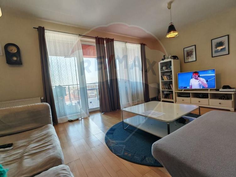 Apartament cu 3 camere decomandat, mobilat în Blumăna