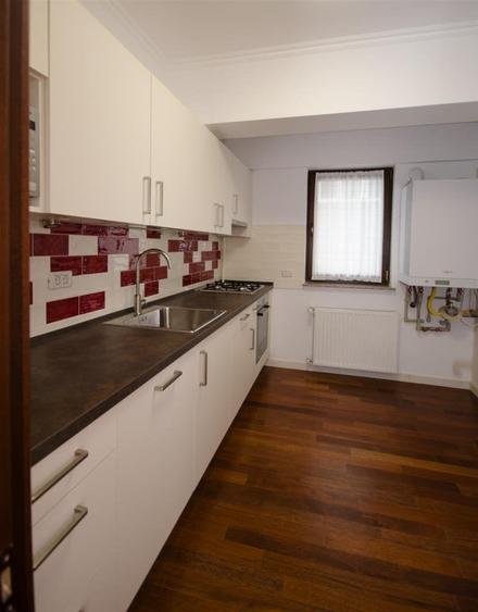 Apartament cu 3 camere decomandat în P-ța Victoriei