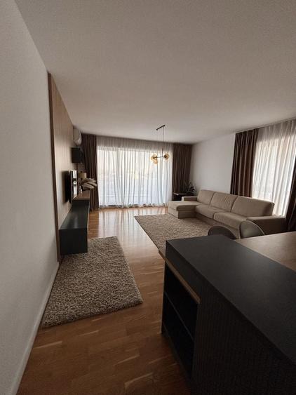 Apartament cu 3 camere semidecomandat în Herăstrău