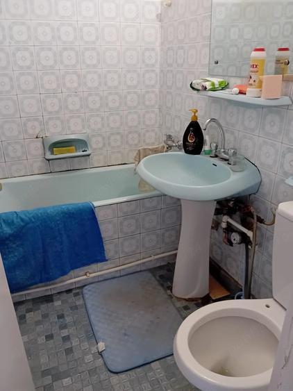 Apartament cu 3 camere decomandat în Piscu