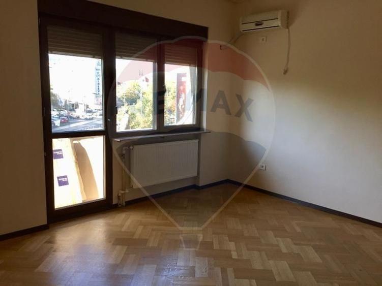 Apartament cu 5 camere decomandat, mobilat în P-ța Romană
