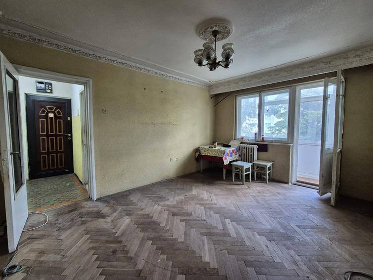 Apartament cu 3 camere semidecomandat în Tomis Nord