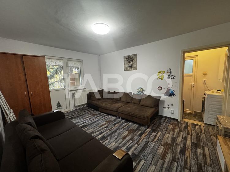 Apartament cu 3 camere semidecomandat, mobilat în Mihai Viteazul