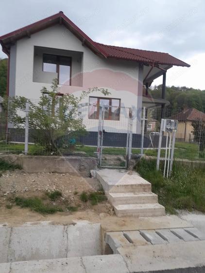Casă cu 4 camere cu Teren 2500 Mp în Oeștii Pământeni
