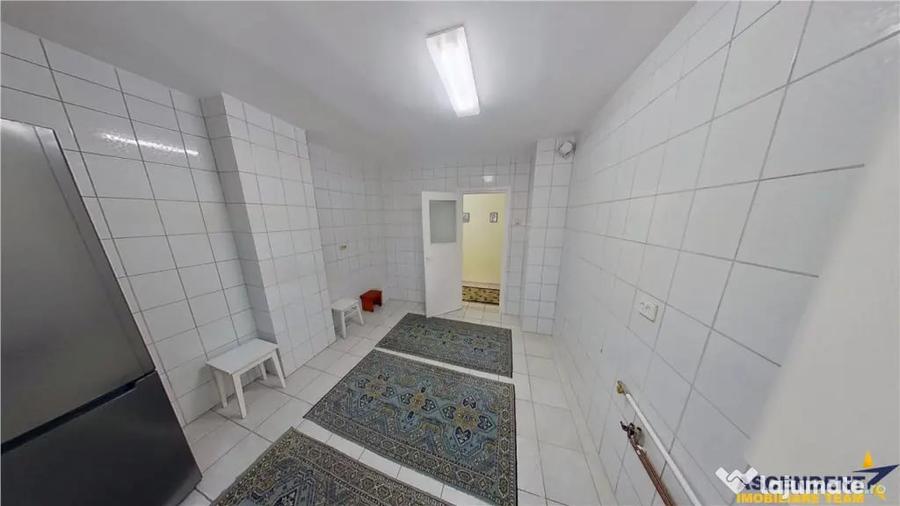 Apartament cu 3 camere decomandat în Calea București