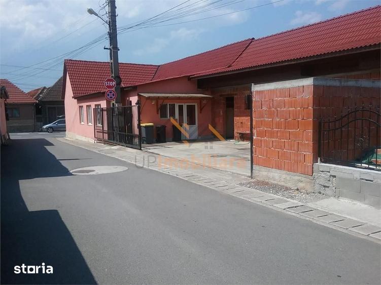 Spațiu comercial, de 320 mp, în Aușeu