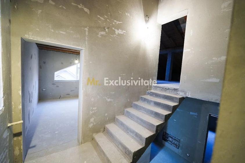 Casă cu 8 camere cu Teren 265 Mp în Romanești