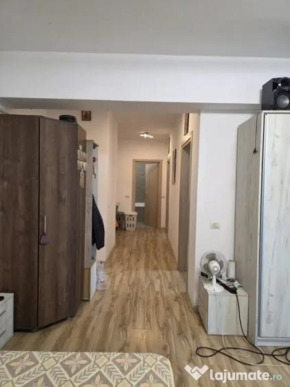 Apartament cu 3 camere semidecomandat în Colentina