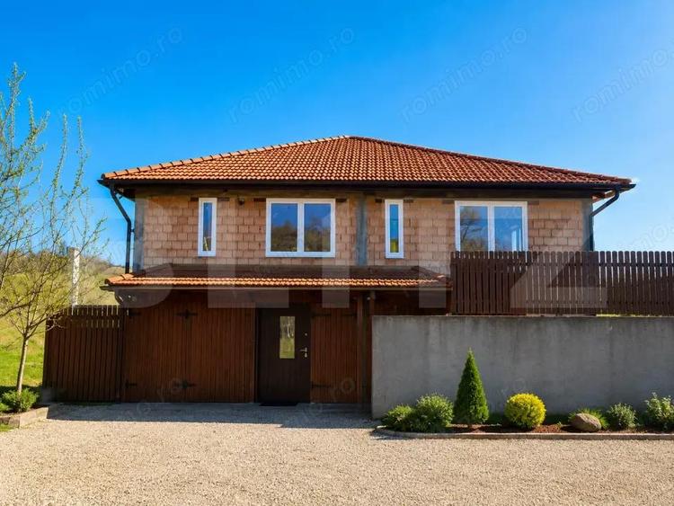 Casa la rosu de vanzare in Livezeni - 3