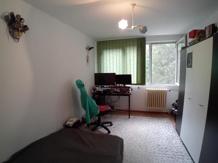 Apartament cu 3 camere decomandat în Berceni