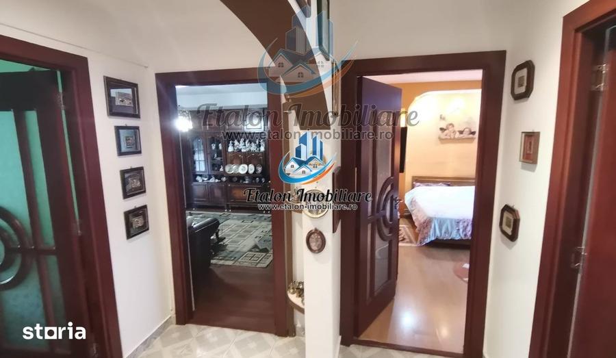 Apartament cu 4 camere decomandat în Est