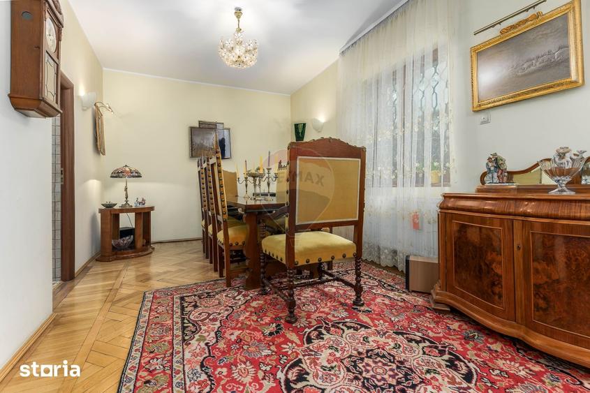 Casă cu 8 camere cu Teren 524 Mp în Aviatorilor