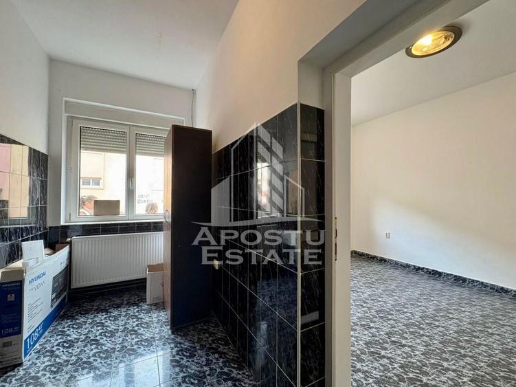 Casă individuală cu 8 camere cu Canalizare în Traian