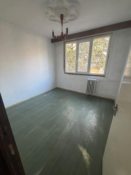Apartament cu 3 camere semidecomandat în Narcisa