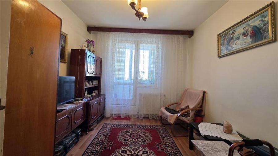 Apartament cu 3 camere semidecomandat în Astra