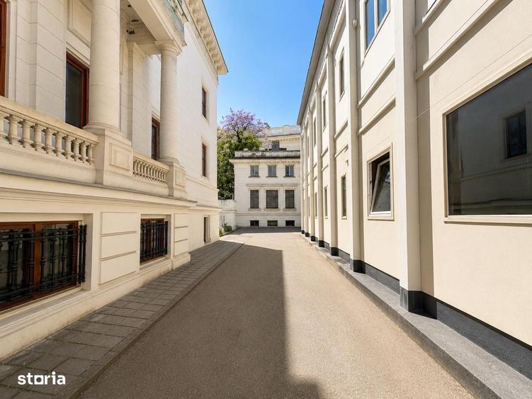 Spațiu comercial, de 3,500 mp, în Romană