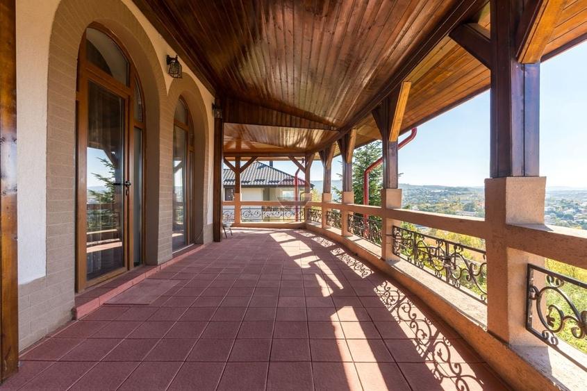 Casă individuală cu 9 camere cu Teren 1025 Mp în Bucium