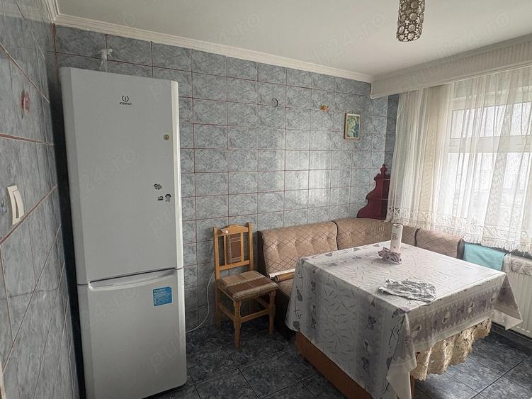 Apartament cu 3 camere semidecomandat în Găvana