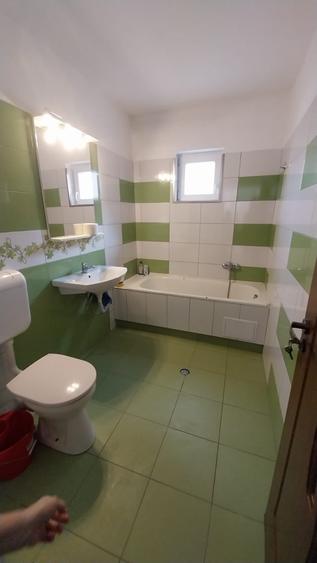 Apartament cu 3 camere semidecomandat în Florești
