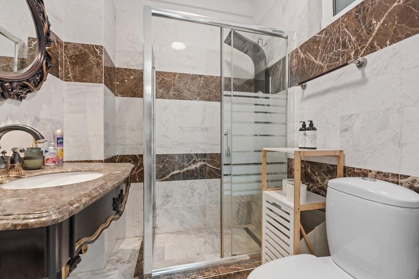 Apartament cu 3 camere semidecomandat în Universitate