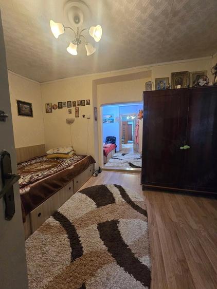 Casă cu 5 camere cu Teren 600 Mp în Andronache