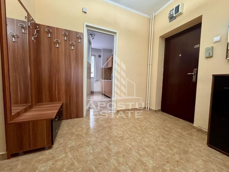 Apartament cu 3 camere decomandat, mobilat în Traian