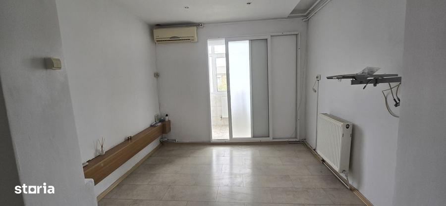 Apartament cu 3 camere în Micro 6