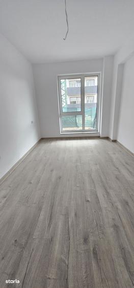 Apartament cu 3 camere decomandat în Tractorul