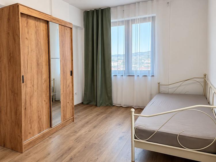 Casă cu 4 camere cu Garaj în Dâmbul Rotund