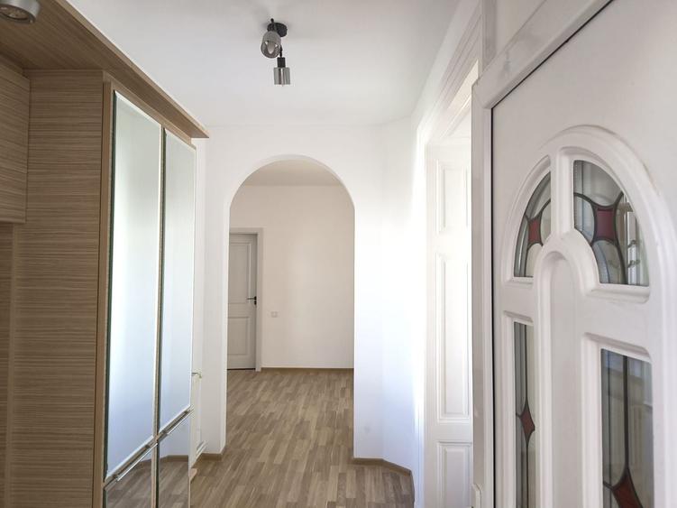 Casă individuală cu 4 camere cu Canalizare în Central
