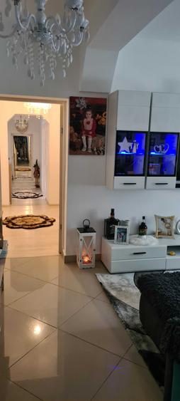 Apartament cu 3 camere semidecomandat în Central