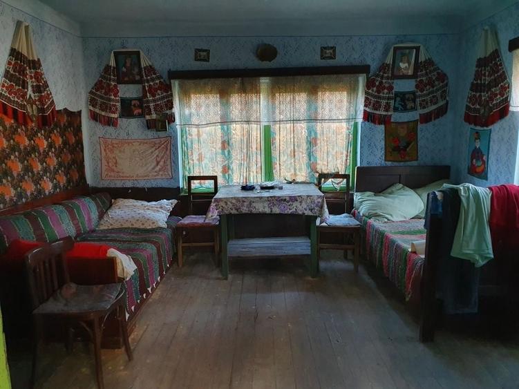 Casă cu 3 camere decomandat în Hărțăgani