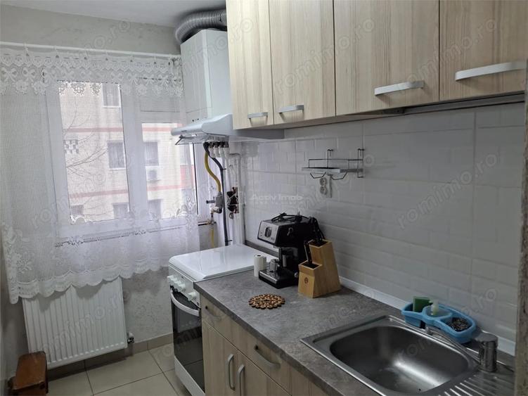 Apartament cu 3 camere semidecomandat în Micro III