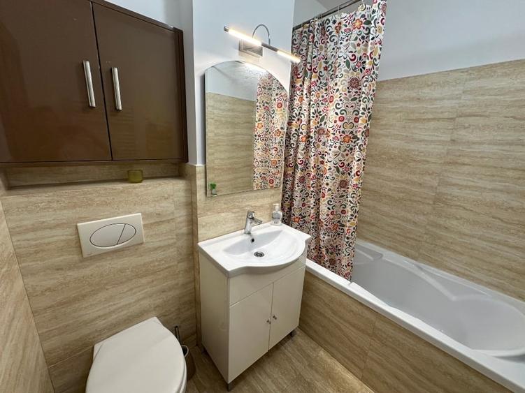 Apartament cu 3 camere decomandat, mobilat în Tei