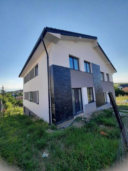 Casă individuală cu 5 camere cu Canalizare în Iris