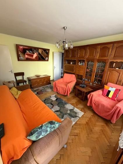 Apartament cu 3 camere semidecomandat, mobilat în Titan