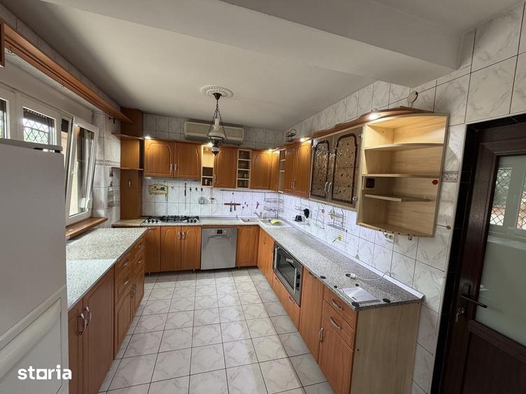 Casă cu 8 camere cu Teren 954 Mp în Andronache